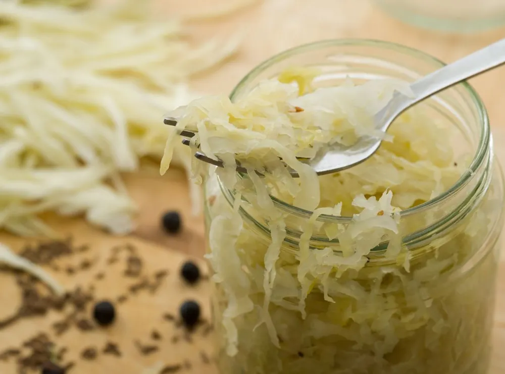 Auswahl fermentierter Lebensmittel im Glas